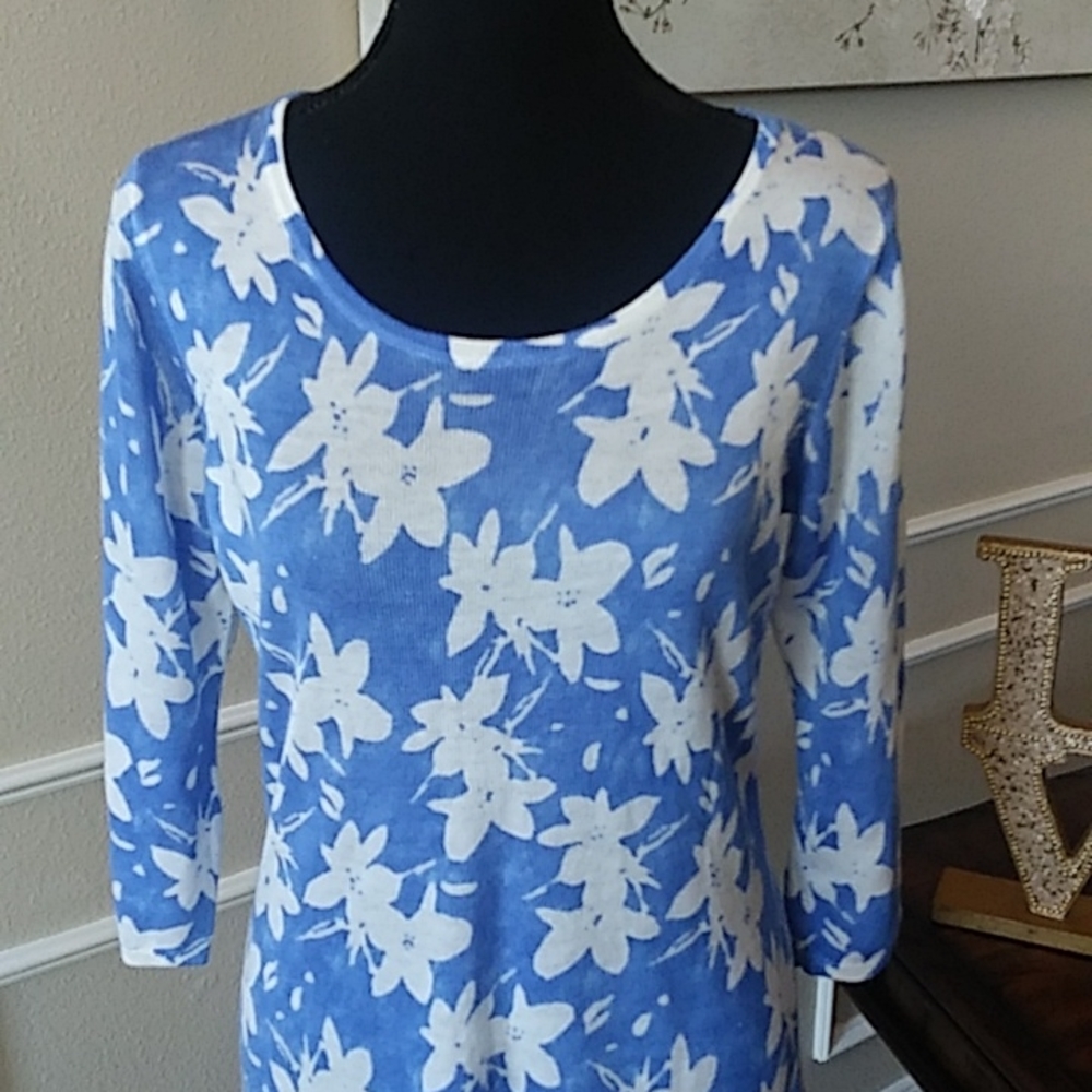 Blue and White Floral 3/4 Sleeves Sweater Top by Emily Daniels. Size PM - Picture 4 of 15